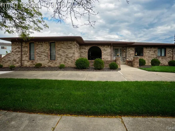 18071 Ryanwood Dr, Riverview, MI 48193