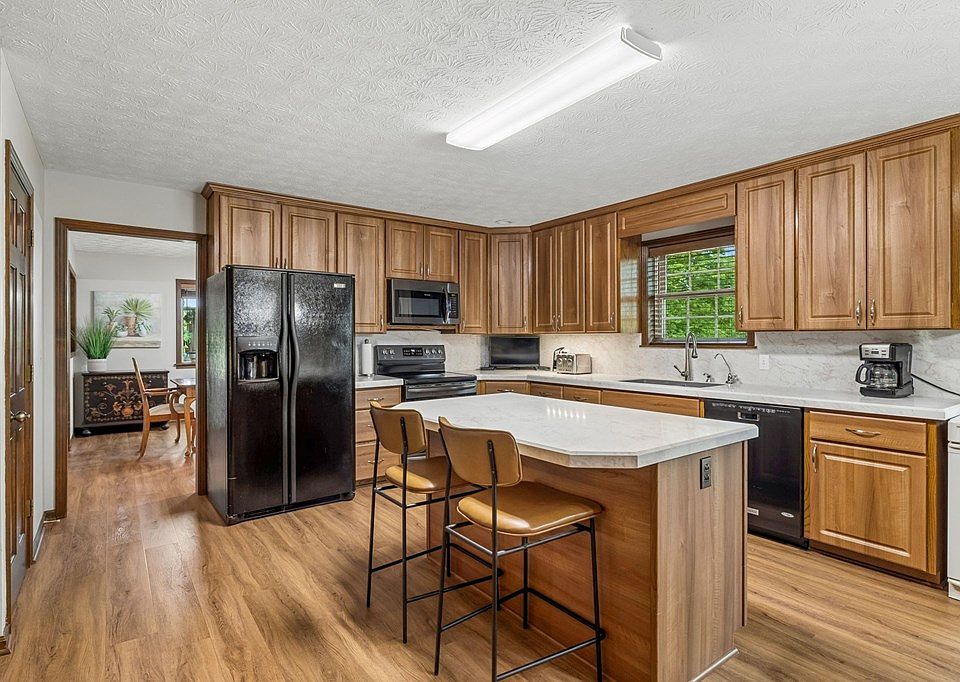 19th image of 20 Riverbend Ln