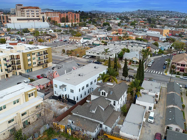 Mariachi Plaza Apartments (OLD) — Photo 7
