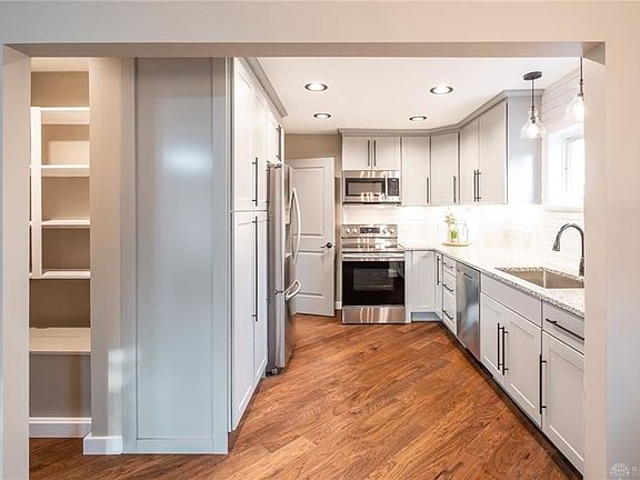 5th image of 483 Travis Dr