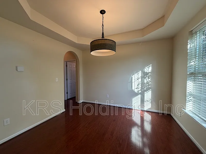 5 bed, 2.5 bath, 2651 sqft, $3,200 — Photo 2