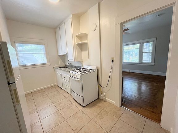 5th image of 827 24th St APT 4
