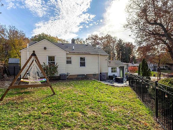 3rd image of 10 Kenwood Ave