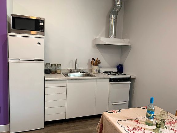 3rd image of 2055 1/2 Barnett Way