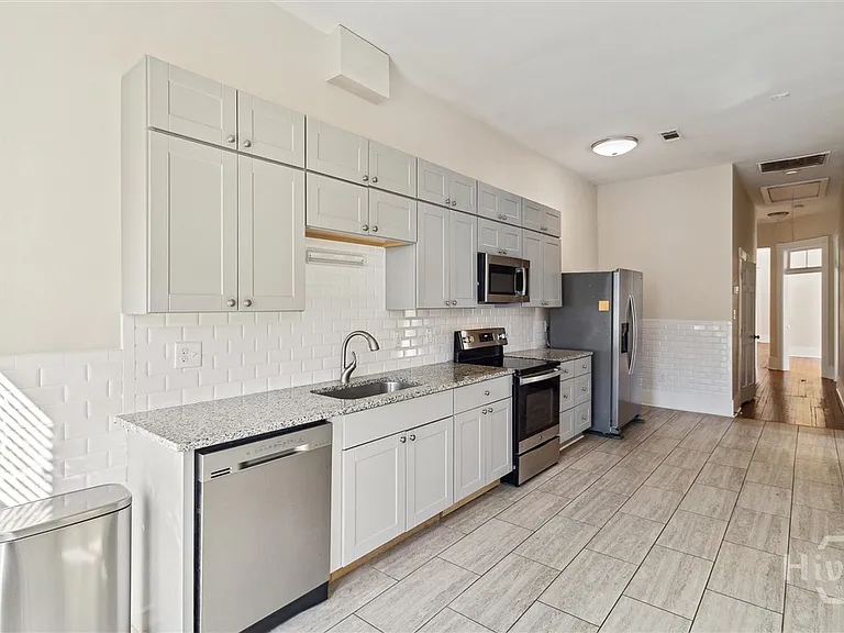 413 E Waldburg St #B — Photo 13