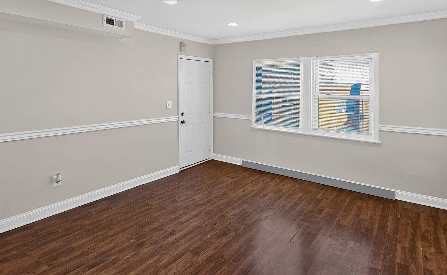 2 bed, 1.0 bath, 3210 sqft, $1,800 — Photo 2