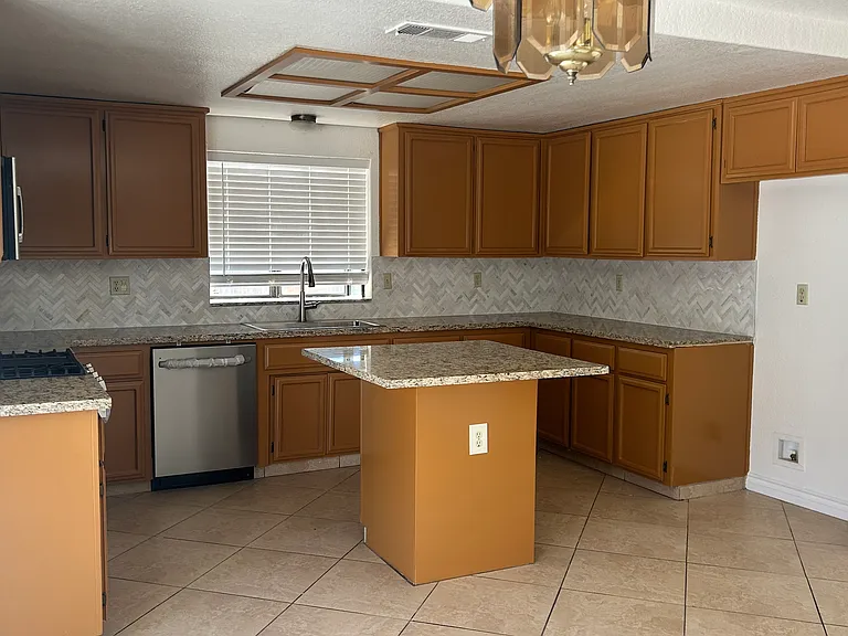 1691 Yorktown Ct — Photo 6