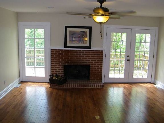 Cozy Familyroom with new Hardw