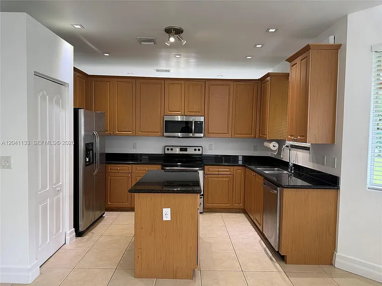 1926 SE 23rd Ct #1926 — Photo 3