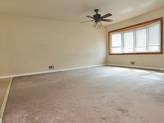 4th image of 105 E Elmwood Dr