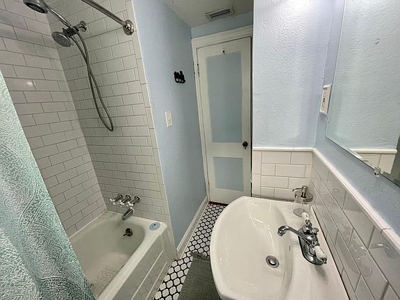 4th image of 3019 Clinton St S