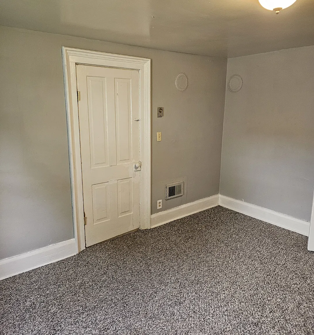 319 Harris Avenue South - 1 — Photo 4