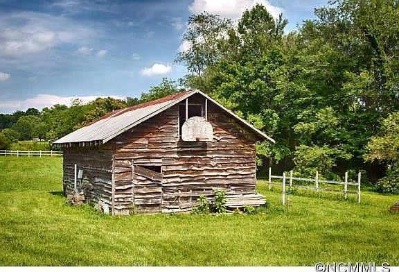 4th image of 946 Sugarloaf Rd