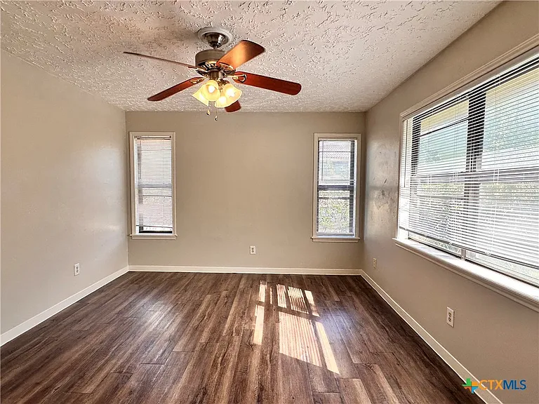 906 N Lbj Dr #4 — Photo 13