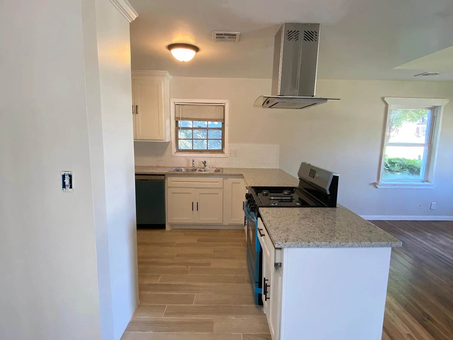 730 S Lakewood Ave — Photo 2