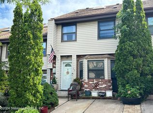 49 Hammock Ln, Staten Island, NY 10312