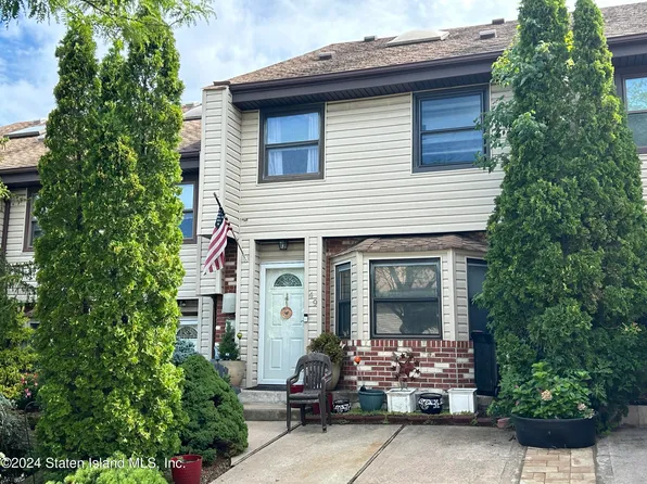 49 Hammock Ln, Staten Island, NY 10312