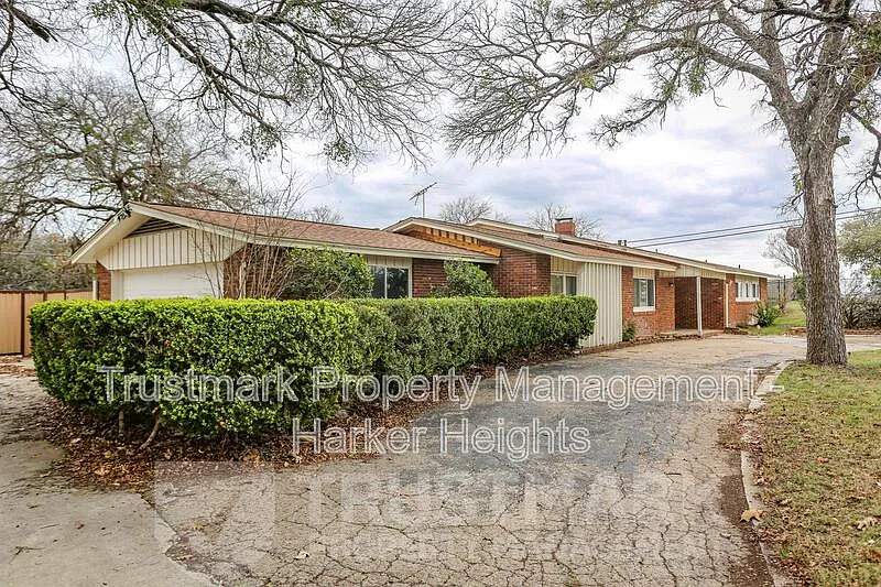 3 bed, 2.5 bath, 2987 sqft, $2,049 — Photo 2