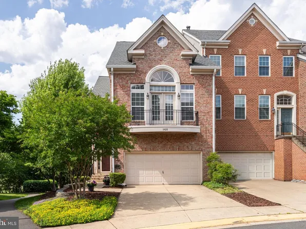 1925 Logan Manor Dr, Reston, VA 20190