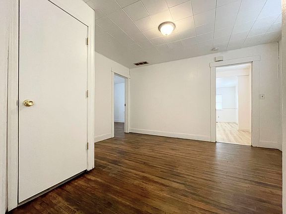 5th image of 912 E 3rd Ave