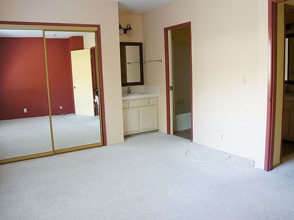 Spacious Master w Full Bath and Extra Sink