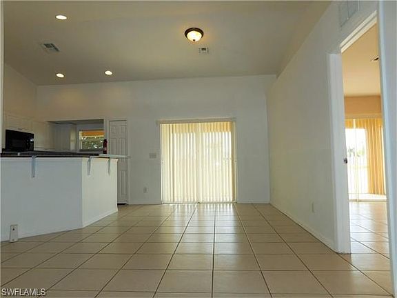 4th image of 925 Chiquita Blvd N