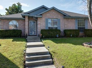 916 Crestwood Dr, Cedar Hill, TX 75104