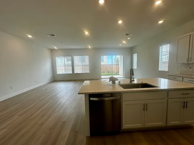 527 E Fiorino St — Photo 17