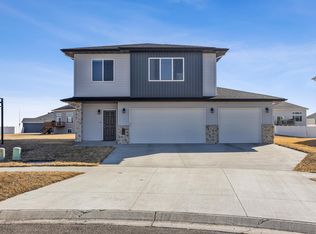 108 6th St E, Horace, ND 58047