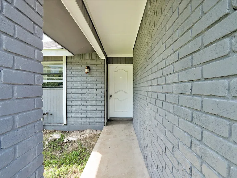 820 Stadium Dr — Photo 3