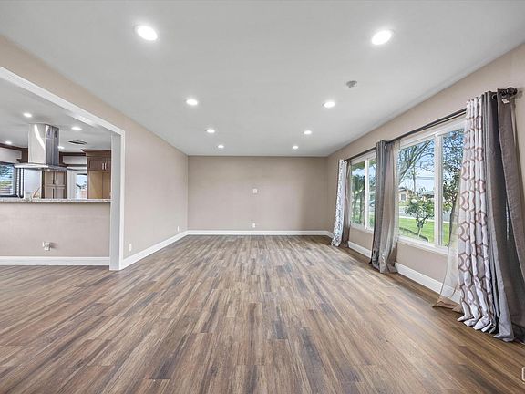 4th image of 901 Loch Lomond Dr