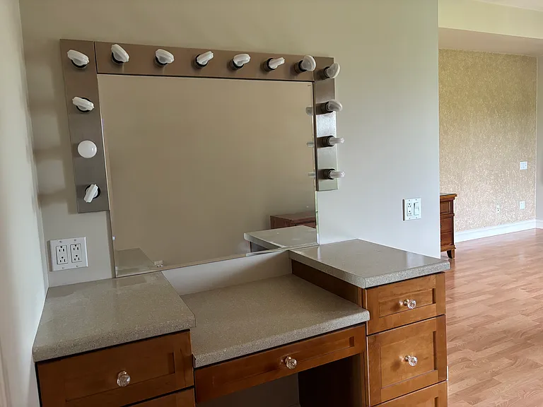 Master Bed - Vanity
