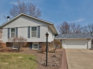 107 S Deerpath Dr, Vernon Hills, IL