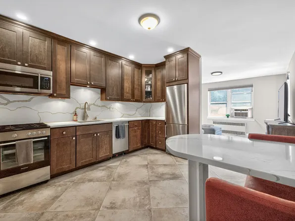 162-41 Powells Cove Boulevard image 4 of 12