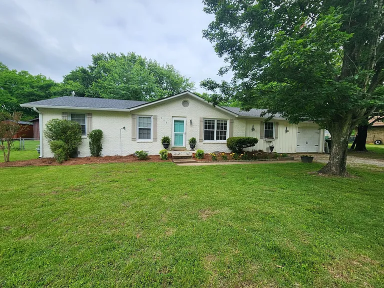 702 Meade Dr — Photo 1