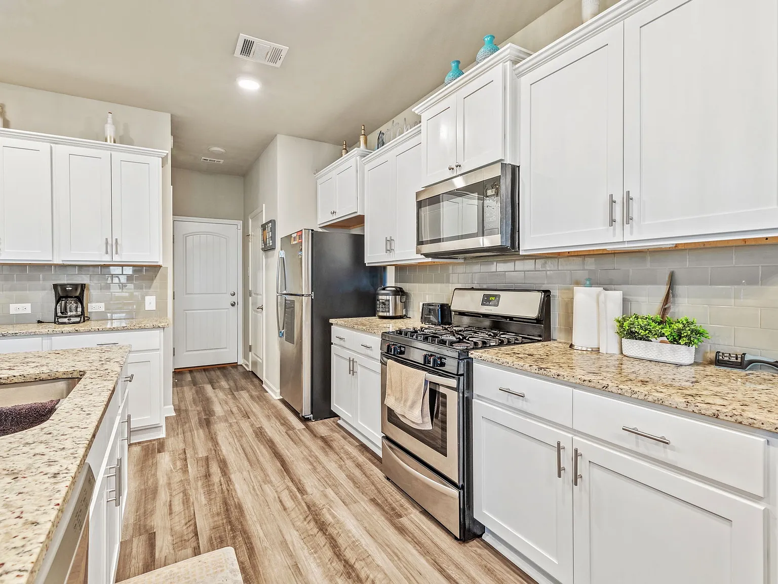 5 bed, 2.5 bath, 2412 sqft, $3,000 — Photo 4