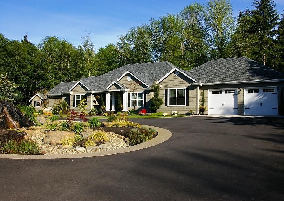 Circular drive gives guests lots of room for parking.