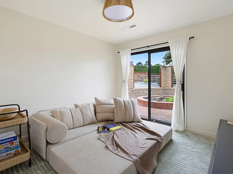 Entertainment room with convertible Queen sofa bed (Pic 4)