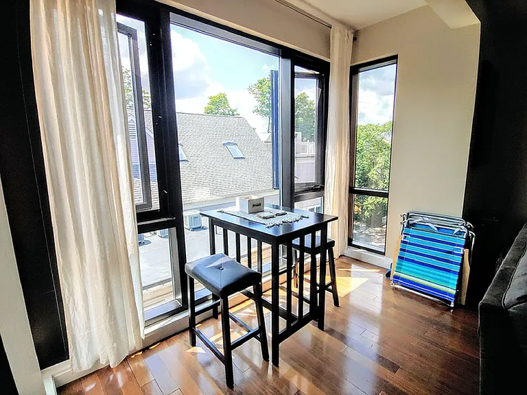 533 Cambridge St — Photo 5