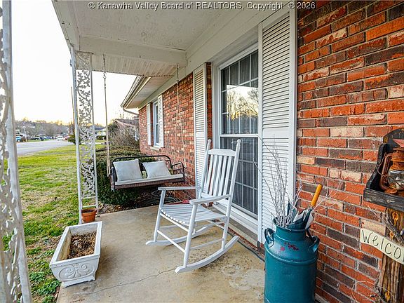 4th image of 10 Lakeview Ct