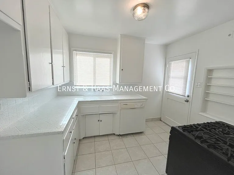 510 Roycroft Ave — Photo 4