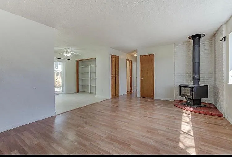 910 W Miner St — Photo 6
