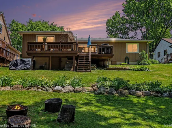 9567 Susin Ln, Clarkston, MI 48348