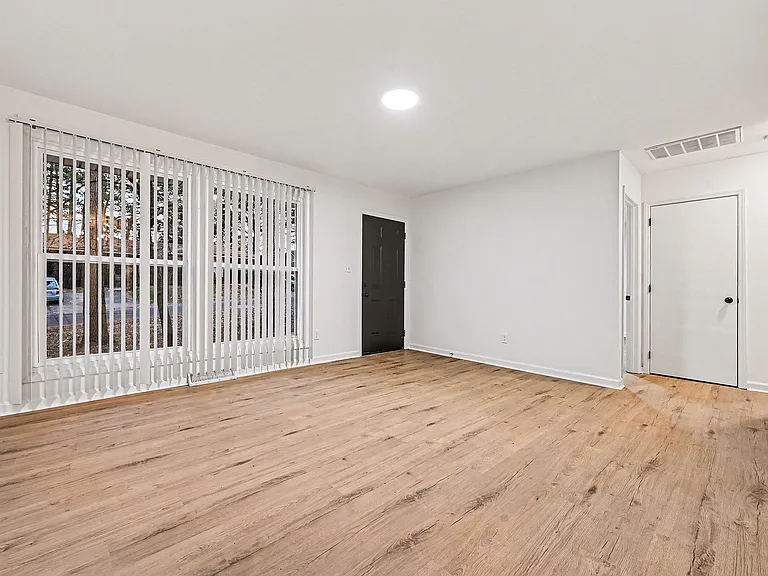 5001 Lakecrest Dr — Photo 5