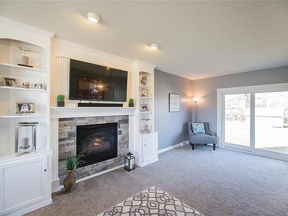 3rd image of 8 W Royal Hill Dr