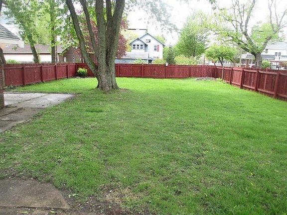 3rd image of 1524 N Court St