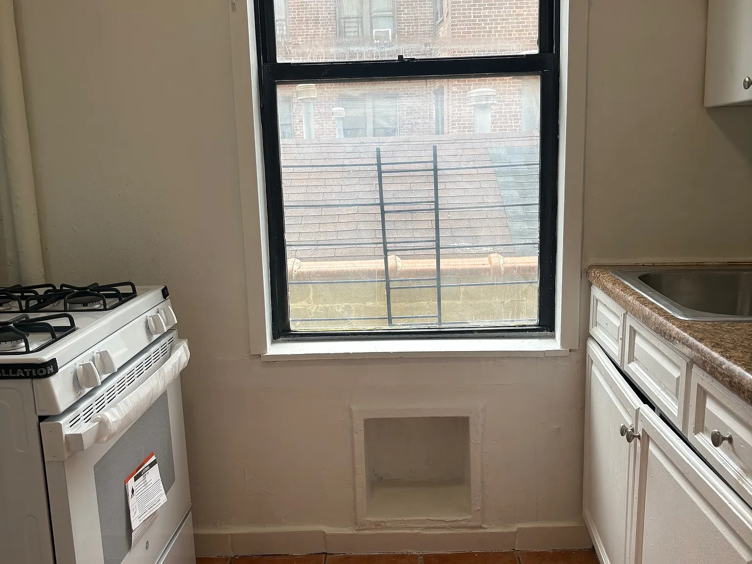 2 bed, 975 sqft, $2,597 — Photo 2