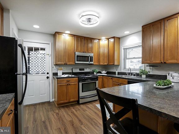 4th image of 107 Ferndale Ave