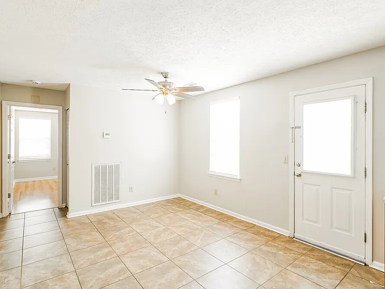106 Bradford Cir — Photo 6
