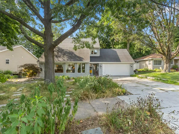1295 Cambridge Dr SE, Grand Rapids, MI 49506